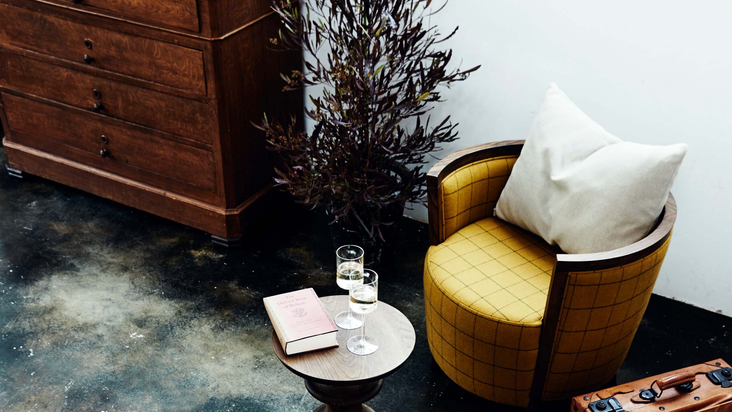 起立木工 ヨ−ク 布張り レッドオ−ク材 レッドオーク材とは？