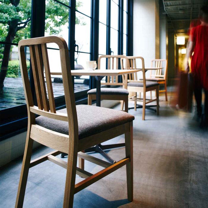 オフィス  おしゃれ 社員食堂 北欧 木製椅子