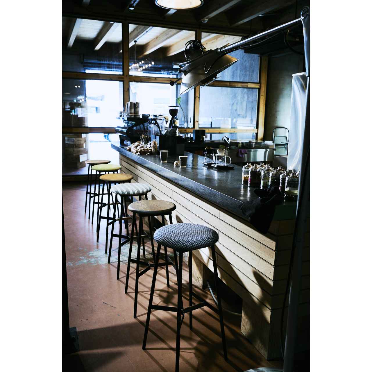 美品 KINOSHITA カロレ チェア 別色ブラック 木製 無垢 スツール 美品 KINOSHITA カロレ チェア 別色ブラック 木製 無垢 スツール